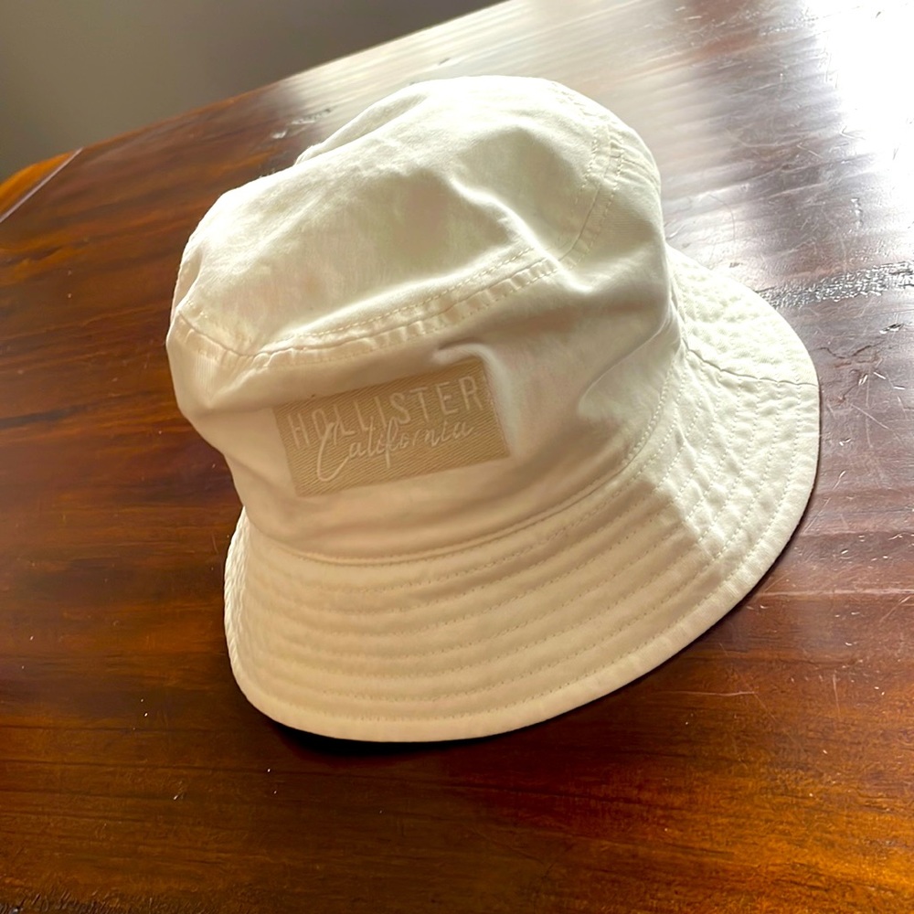 Hollister White bucket hat